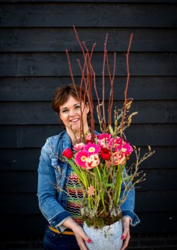 Mei met Esther Nederland, Drachten, 24-03-2020. Bloemstyliste Esther Bolt maakt een bloemstuk voor de maand Mei.