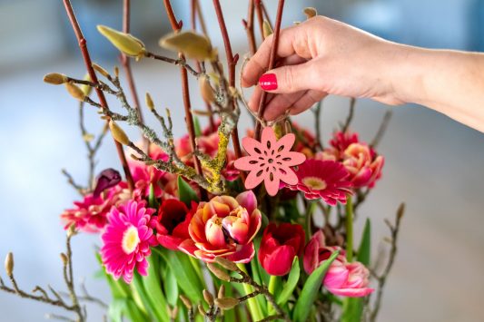 Mei met Esther Nederland, Drachten, 24-03-2020. Bloemstyliste Esther Bolt maakt een bloemstuk voor de maand Mei. Stap 5