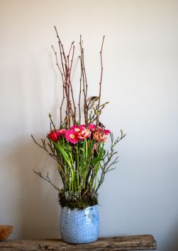 Mei met Esther Nederland, Drachten, 24-03-2020. Bloemstyliste Esther Bolt maakt een bloemstuk voor de maand Mei.